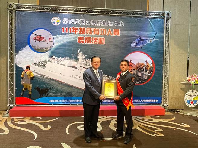 新竹縣消防局馬明義小隊長搜救能力卓越，獲得國搜中心獲實際執行搜救任務類搜救有功人員獎項。（新竹縣消防局提供／邱立雅竹縣傳真）