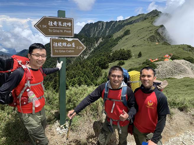 新竹縣消防局的2大隊長陳軍佑（左）、小隊長馬明義（中）雙雙榮獲國搜中心榮譽，也是新竹縣消防局首次有消防人員獲獎。（新竹縣消防局提供／邱立雅竹縣傳真）