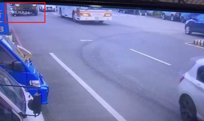 从监视器画面可以看见，当时女骑士载着女儿紧贴军卡行驶，疑进入视线死角，军卡右转时不慎将两人撞倒辗过。（民眾提供／李奇叡新北传真）