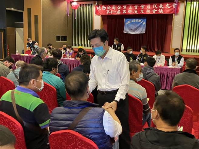 无党籍桃园市长候选人郑宝清向桃勤工会成员请托。（蔡明亘摄）