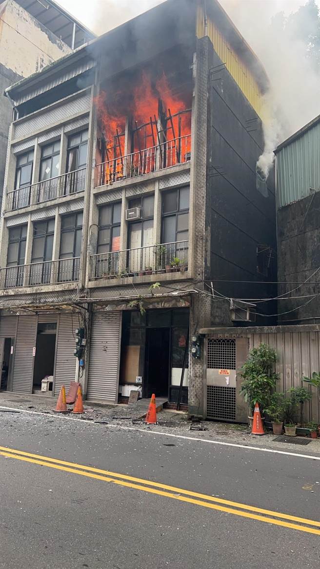 基隆市祥丰街25日早上发生火警，火势相当猛烈，蔓延也很快，所幸在基隆市消防局迅速灌救下，火势很快扑灭。（翻摄画面／张志康基隆传真）