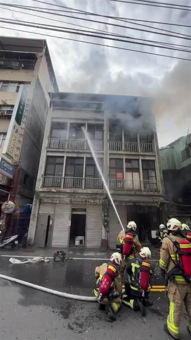 基隆市祥丰街25日早上发生火警，火势相当猛烈，蔓延也很快，所幸在基隆市消防局迅速灌救下，火势很快扑灭。（翻摄画面／张志康基隆传真）