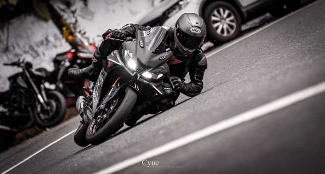 北宜公路日前发生1辆重机在过弯压车时角度过低，后轮几乎已经离地，果然之后发生自摔衝向山壁，甚至撞上路边另辆机车，所幸2人无大碍。（翻摄自脸书「重机车友❘各区路况天气、资讯分享中心」）