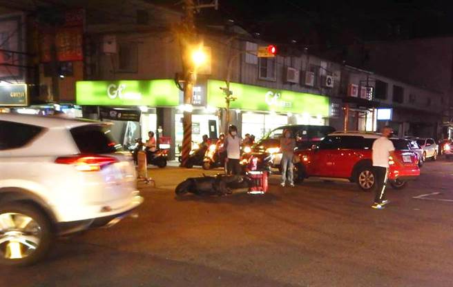 大雅区民生路一段与雅环路二段路口，昨天傍晚发生汪女骑普重机车与王男驾驶自小客车，发生碰撞的交通事故。（警方提供）