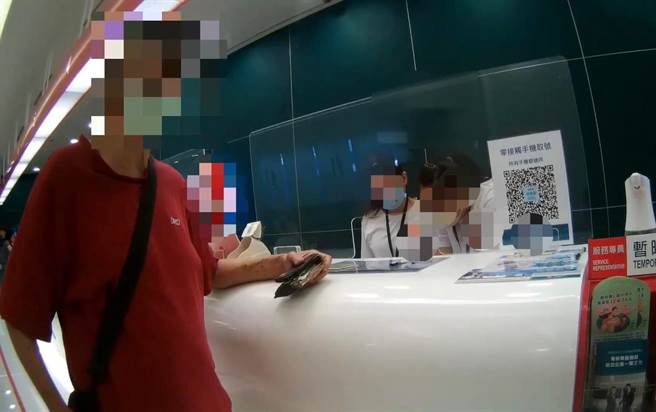 老翁至另一家銀行匯款，員警到場竟發現是同位老翁。（翻攝照片／林郁平）