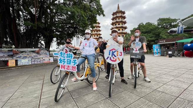 国民党高雄市长候选人柯志恩今（25）日与KK政线骑脚踏车，途中在莲池潭休息。（柯宗纬摄）
