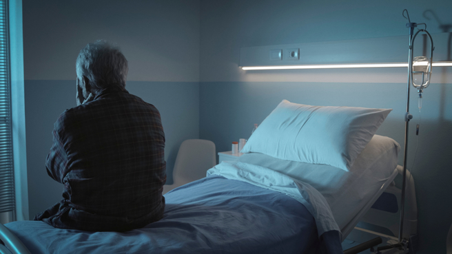 一名男網友表示家中高齡93歲的老父親確診後身體變差，一直呢喃「房間滿滿都是人」，聽了很緊張。(示意圖非當事人，達志提供)