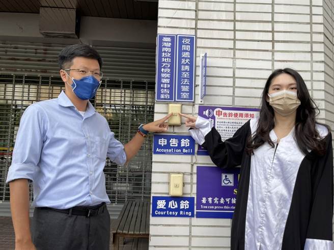 國民黨籍南投市長候選人張嘉哲在律師陪同下至南投地檢署按鈴控告，指控民進黨籍陳翰立、曾琮愷幫賴燕雪助選時惡意攻擊意圖使人不當選。（楊靜茹攝）