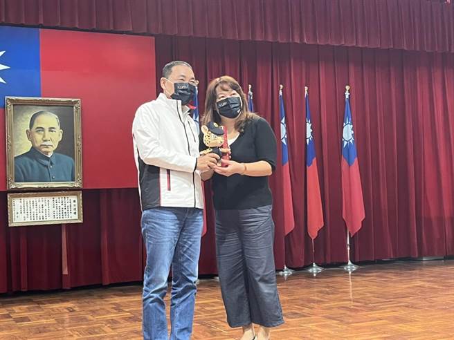 新北市長侯友宜今早出席警察局辦理治安會報時，頒贈表揚129位阻詐有功人員。（李奇叡攝）