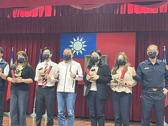 新北市長侯友宜今早出席警察局辦理治安會報時，頒贈表揚129位阻詐有功人員。（李奇叡攝）