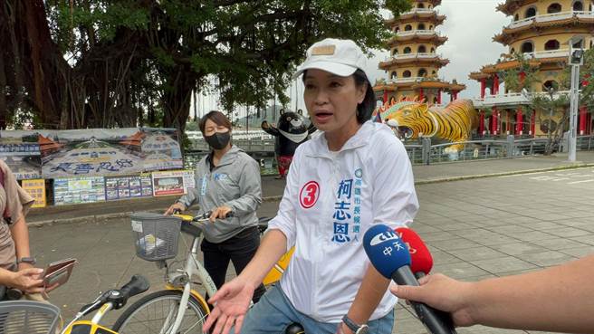 国民党高雄市长候选人柯志恩认为，女性就要理直气壮、勇敢去爱。媒体追问谈恋爱不分政党吗？柯笑说，希望游淑慧去「和睦邦交」。（柯宗纬摄）
