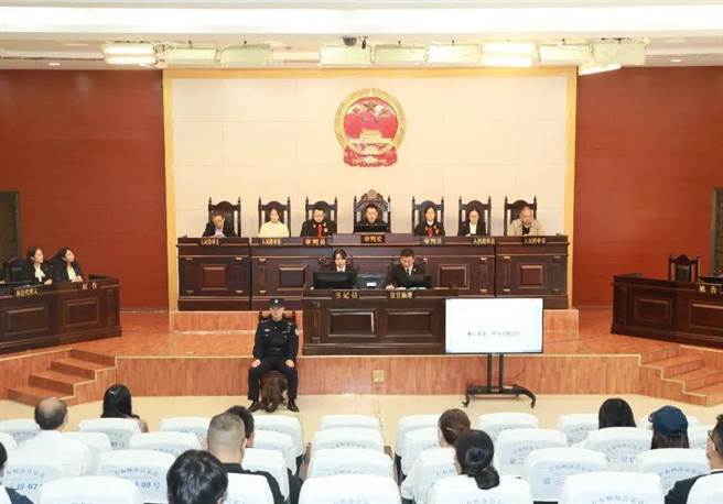 大陆首例跨省消费民事公益诉讼，川渝消委会联手胜诉庭审现场。（中国消费者报）