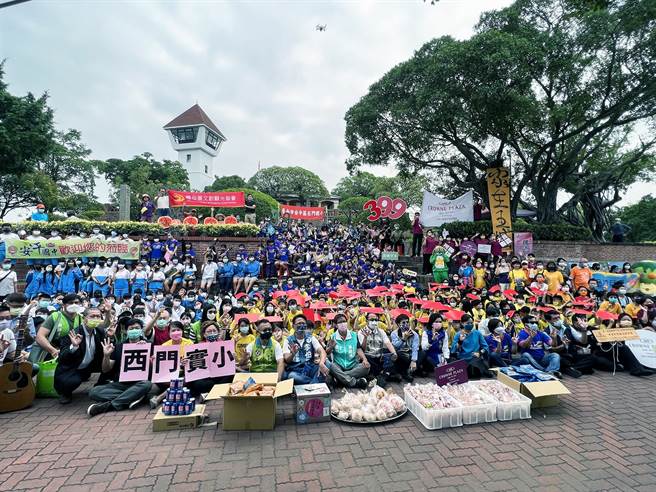 安平古堡奠基399年，超过500人齐聚拍照庆生。（洪荣志摄）