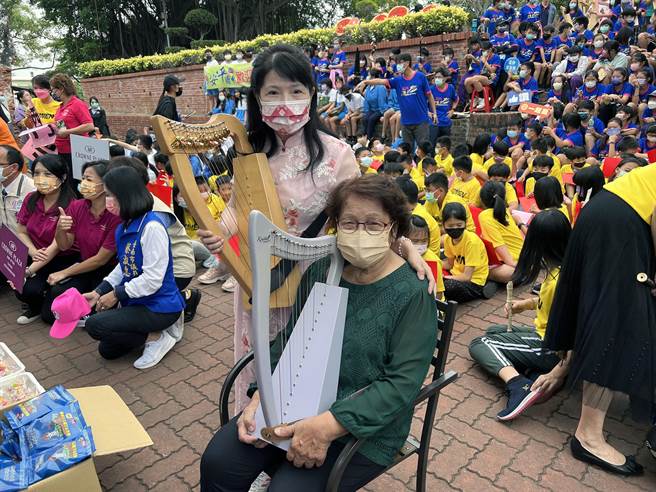 出生王城的82岁王柳云，开心地在女儿的陪同下，出席安平古堡庆生活动。（洪荣志摄）