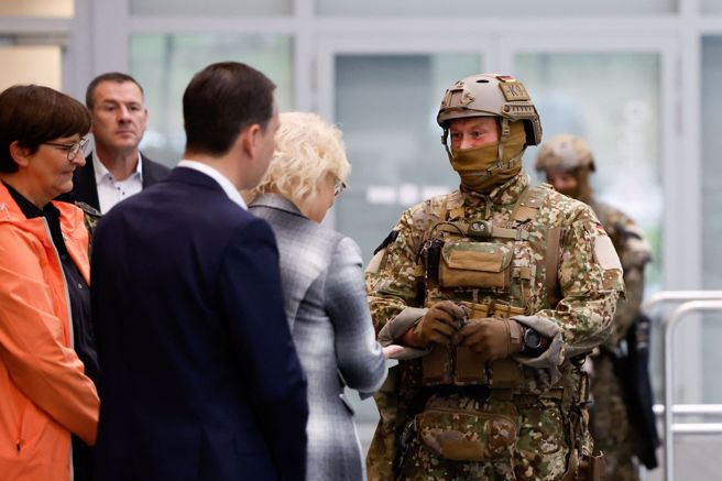 10月24日，德国国防部长兰布雷希特（Christine Lambrecht）在卡尔夫的训练演习期间访问了德国联邦国防军特种部队KSK。（路透社）