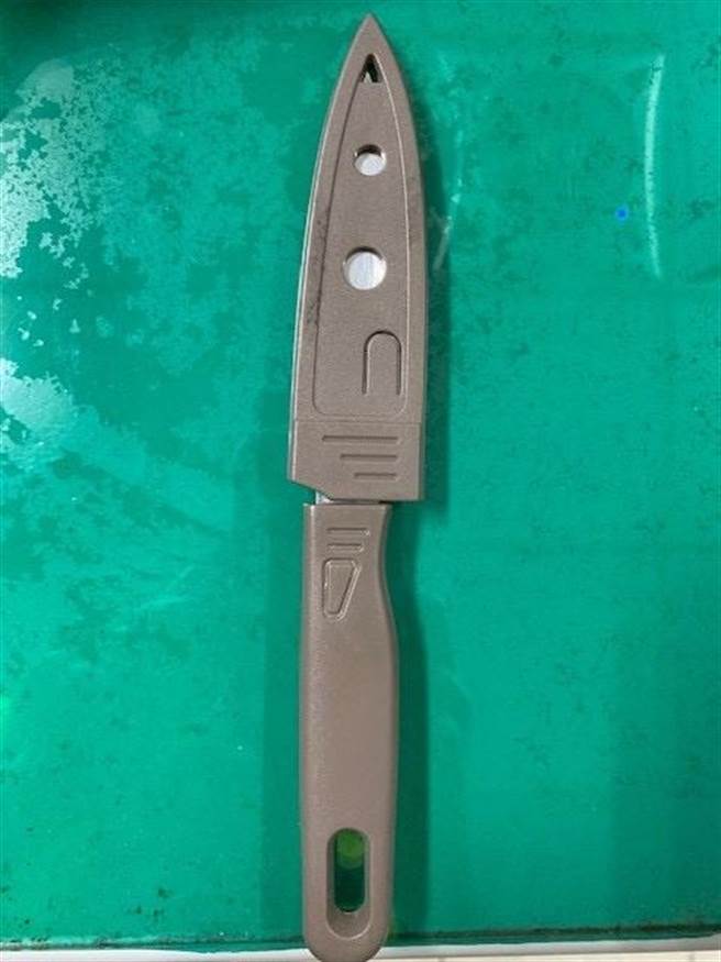 警方查扣张姓计程车司机上的水果刀。（翻摄画面）