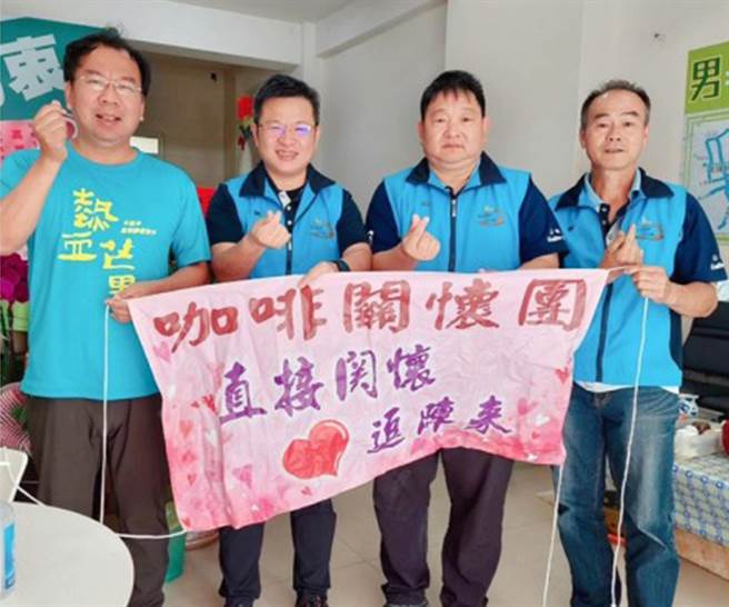 谢志忠(左)强调，特别感谢咖啡关怀团，如及时雨直接帮助这个年轻家庭；他也身为一分子，与有荣焉。(市议员谢志忠提供)