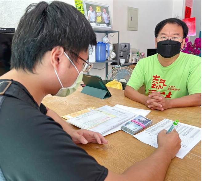 谢志忠(右)指出，他已请助理把这个案件转给各个慈善会，希望给这个家庭最即时的帮助，谢谢各慈善会的善心大德。(市议员谢志忠提供)