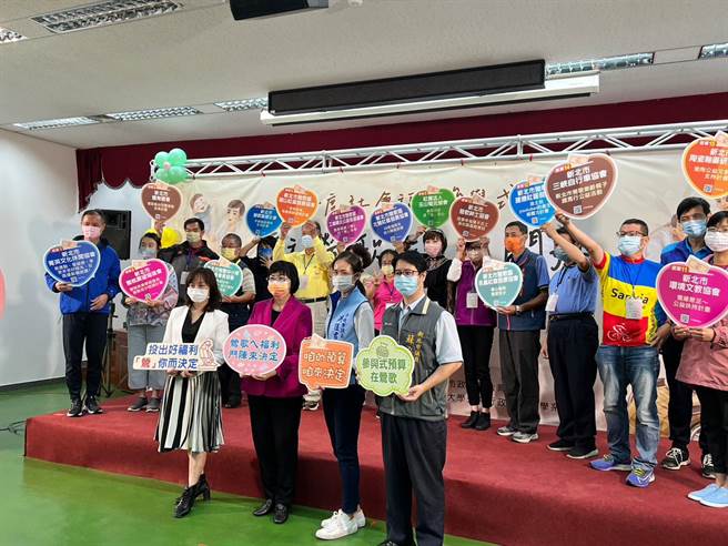 新北市社会局今年与莺歌区公所合作，推动「莺为有您 歌彩共扬」社会福利参与式预算，有15项团体社福提案，为了鼓励民眾投票，市府提供iPhone13、iPad Air 5、Apple Watch SE及价值3.5万元礼券等好礼。（蔡雯如摄）