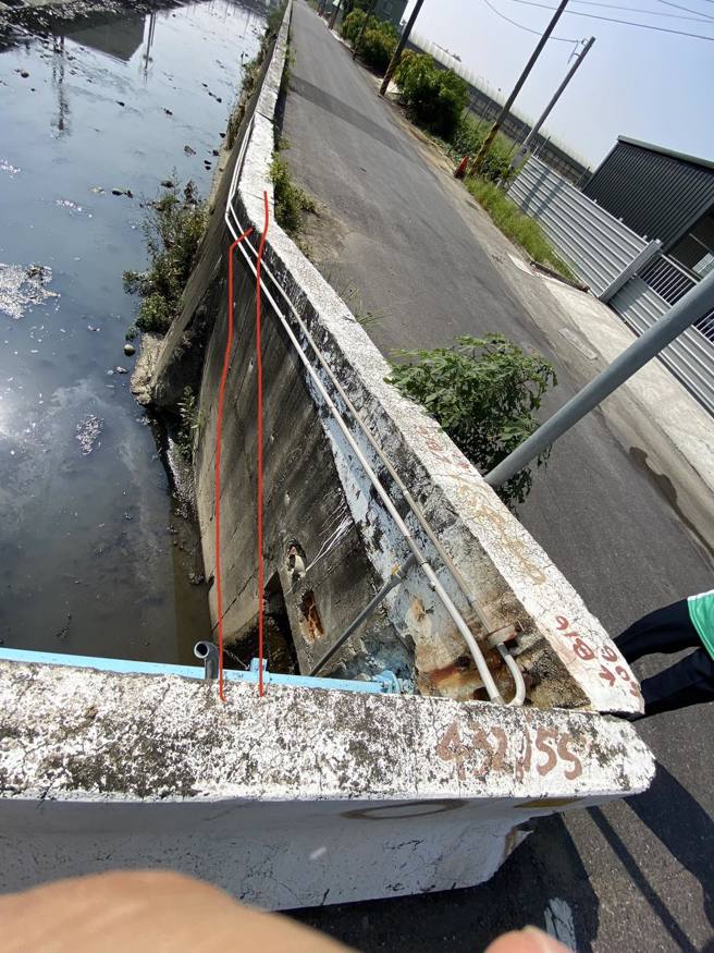 新化卫生一号排水与系统道路连接寛度不足部份，李伟智将提案拓寛改善，让车辆进出更加安全与顺畅。(翻摄自李伟智脸书)