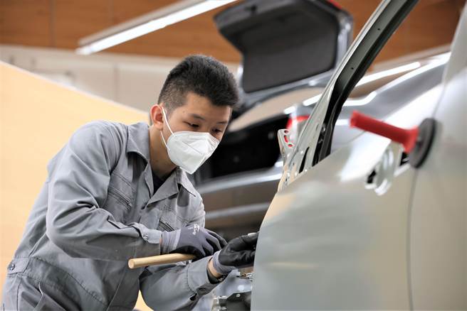 東海高中陳柏達國手在比賽「車身車門間隙調整」展示技能專業。（新北市教育局提供）