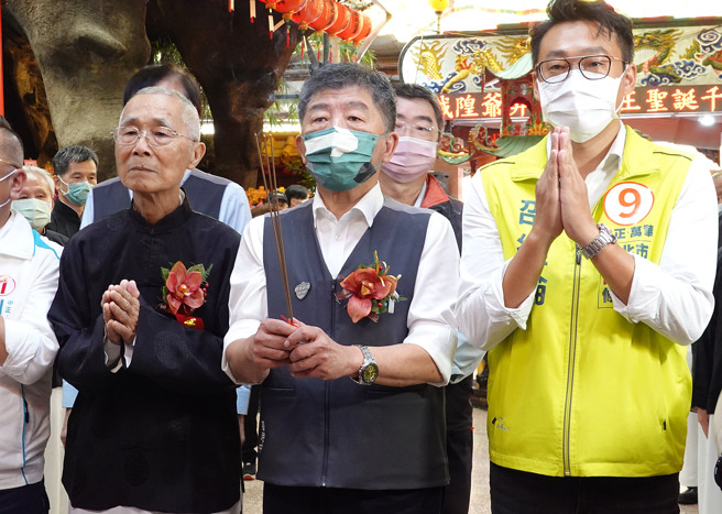 民进党台北市长候选人陈时中（中）25日前往位于台北市武昌街的台湾省城隍庙参香。（姚志平摄）