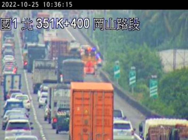 国1北上冈山路段25日上午因为火烧车，后方车辆大排长龙。（摘自1968 APP／林瑞益高雄传真）