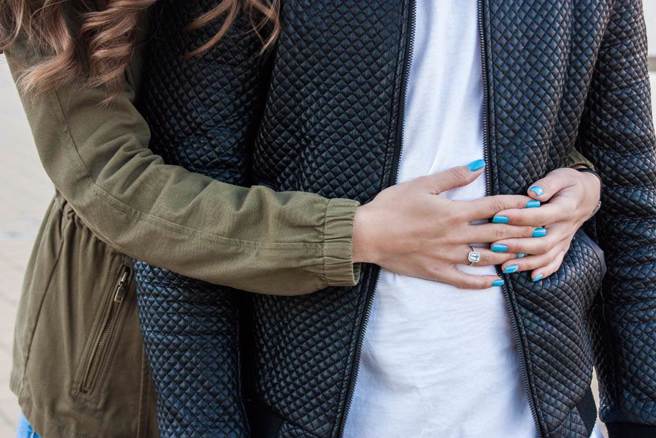 戀愛中的射手座若缺乏安全感，就會緊緊黏著人不放，深怕被大家遺忘。（示意圖／Shutterstock）