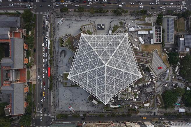 南美馆森山市集人潮爆满，去年场外出现「贪食蛇」排队进场人龙。（本报资料照／程炳璋台南传真）