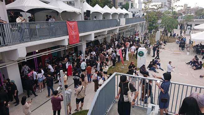 河乐广场去年首次举办的餐酒嘉年华，台南市观旅局估计2天达上万人次，今年邀请的摊位更多 。（本报资料照／程炳璋台南传真）