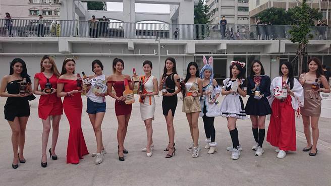 河乐广场去年举办餐酒嘉年华邀请多名酒促小姐助阵，炒热活动气氛。（本报资料照／程炳璋台南传真）