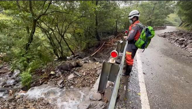 今宜兰县消防局派遣2组消防人员共12人、新北市消防局消防人员2人、搜救犬2只一起投入搜索。（宜兰县政府消防局提供／吴佩蓉宜兰传真）