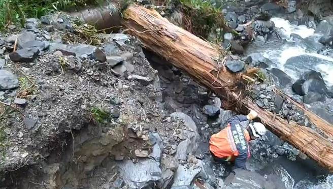 消防人员由台7线49.7K处克服落石危险挺进72.2K搜索。（宜兰县政府消防局提供／吴佩蓉宜兰传真）