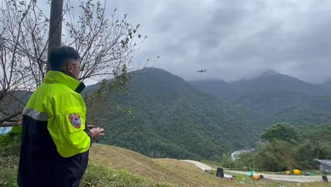 另1组消防人员由英士村梵梵溪往72.2K逆流搜索，现场以空拍机辅助沿梵梵溪向上游搜索。（宜兰县政府消防局提供／吴佩蓉宜兰传真）