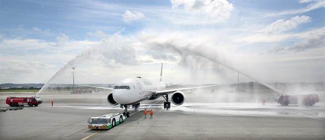 機場公司特地派出2輛消防車，為首航班機舉行象徵好運的灑水儀式。（范揚光攝）