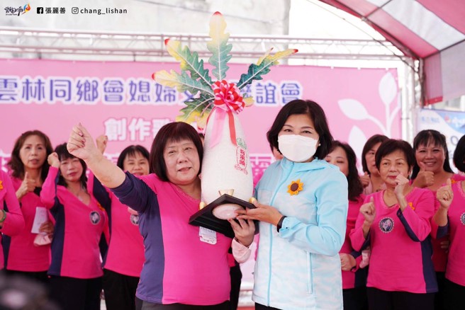 云林县长张丽善(前排右)表示，旅外的姊姊妹妹们帮她做了一首竞选主题曲，今天还特地回到云林来大合唱。(图取自张丽善脸书)