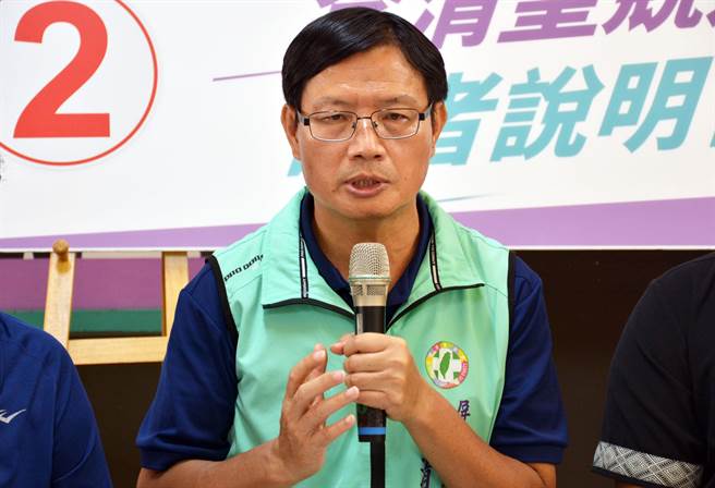 民进党屏东市长候选人李清圣多次批评对手周家父女檔参选，根本是特权。（林和生摄）