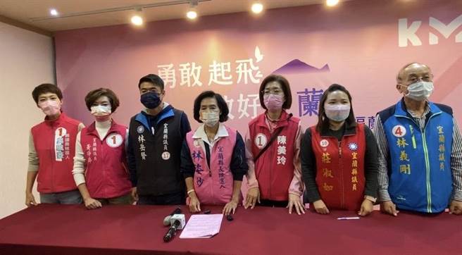 国民党宜兰县议员候选人吴佩菱（左1）、县议员黄琤婷（左2）、林岳贤（左3）、庄淑如（右2）、林义刚（右1），以及宜兰市长候选人陈美玲（右3），今出席林姿妙（左4）召开的记者会，力挺齐喊「拒绝打压、还我清白」。（吴佩蓉摄）
