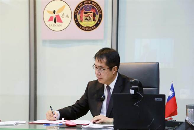台南市长黄伟哲签署与美国纽奥良市缔结姐妹市的缔盟书。（市府提供／洪荣志台南传真）