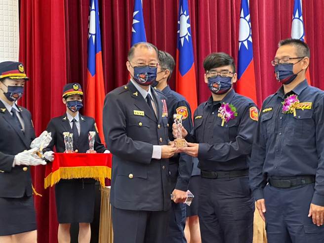 台南市政府警察局新营分局民治派出所警员顏德霖（右二）获今年度警政署绩优交通警察表扬。（警方提供／张毓翎台南传真）