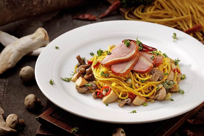 MOLINO「蒜辣烟熏鸭胸野菇扁平麵」在BELLINI Pasta Pasta也吃得到，售价280元。(三澧提供)