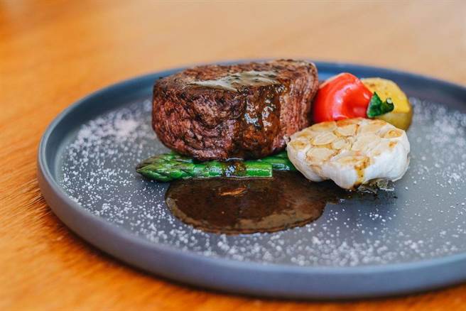 11月30日前，「老爷小花园」晚餐时段限定，民眾点主餐打卡，可享2人同行、1人半价优惠。(老爷小花园提供)