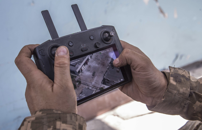 俄乌部队6月8日在卢甘斯克（Luhansk）北顿内茨克（Severodonetsk）前线激战，1名乌克兰士兵看着无人机操控萤幕。（美联社）