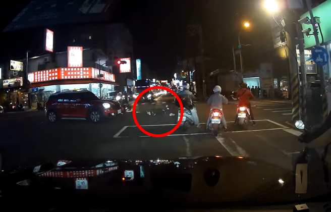 25岁女外送在路口领完餐点后，为了抢快直接闯红灯，遭到绿灯直行的轿车当场撞飞，全身呈现大字形倒地，后方目击的民眾傻眼惊呼「没在看吗？」（翻摄自脸书「记者爆料网」）