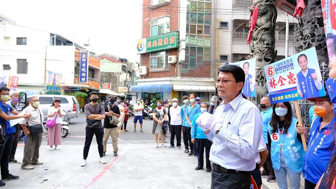国民党台南市长候选人谢龙介25日继续推进「百庙祈福」行动，预定本周完成36个区的庙宇参拜。（谢龙介竞选团队提供／洪荣志台南传真）