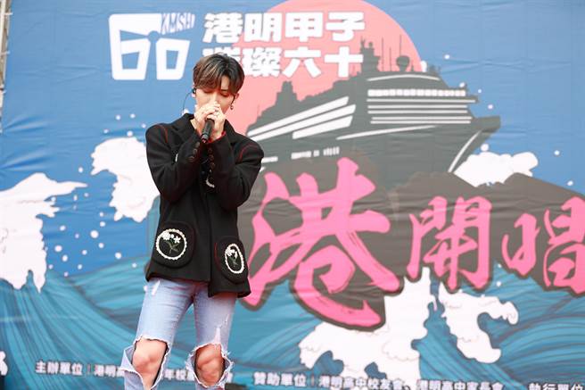 港明高中校庆找来歌手毕书尽登台演唱。（港明高中提供／程炳璋台南传真）