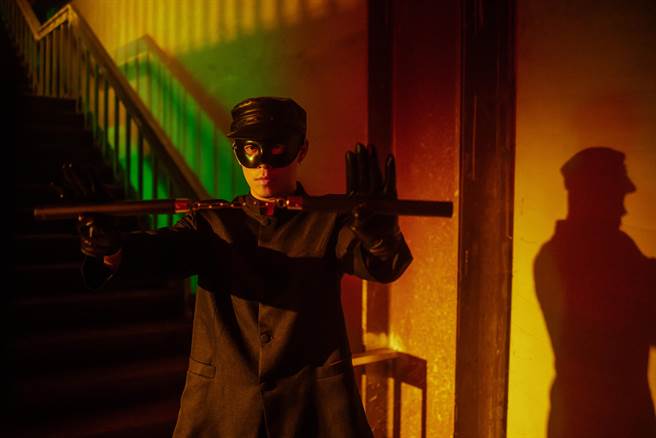 健志在MV中致敬周杰伦。（混血儿娱乐提供）