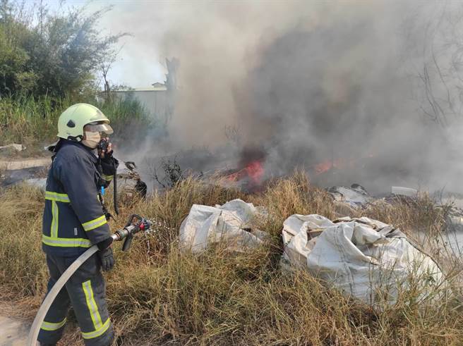 金门皇家酒厂附近今(25)日中午发生一起火灾意外，消防局获报后立即出动各式车辆5辆及消防人员10名前往救火(图／金门县消防局提供)