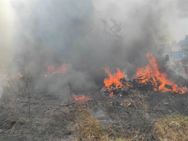 由于东北季风强劲助长火势，救灾人员赶抵现场时大火燃烧已相当猛烈，情况危急(图／金门县消防局提供)