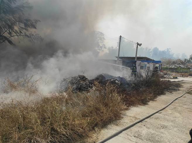 由于火灾发生地点邻近酒厂且一旁不到20公尺处有许多鸡寮与建筑物，消防队紧急加派人车与重型机具抢救(图／金门县消防局提供)